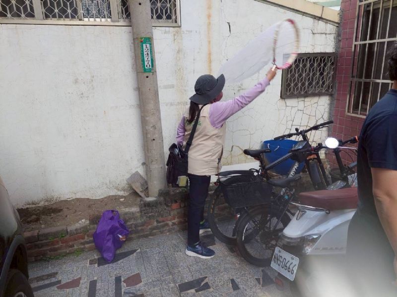 病媒蚊監測人員於社區環境掃蚊和衛生教育